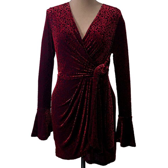 C/MEO Breakthrough Velvet Long Sleeve Tie Front Dress in Black and Red Medium - Picture 2 of 14